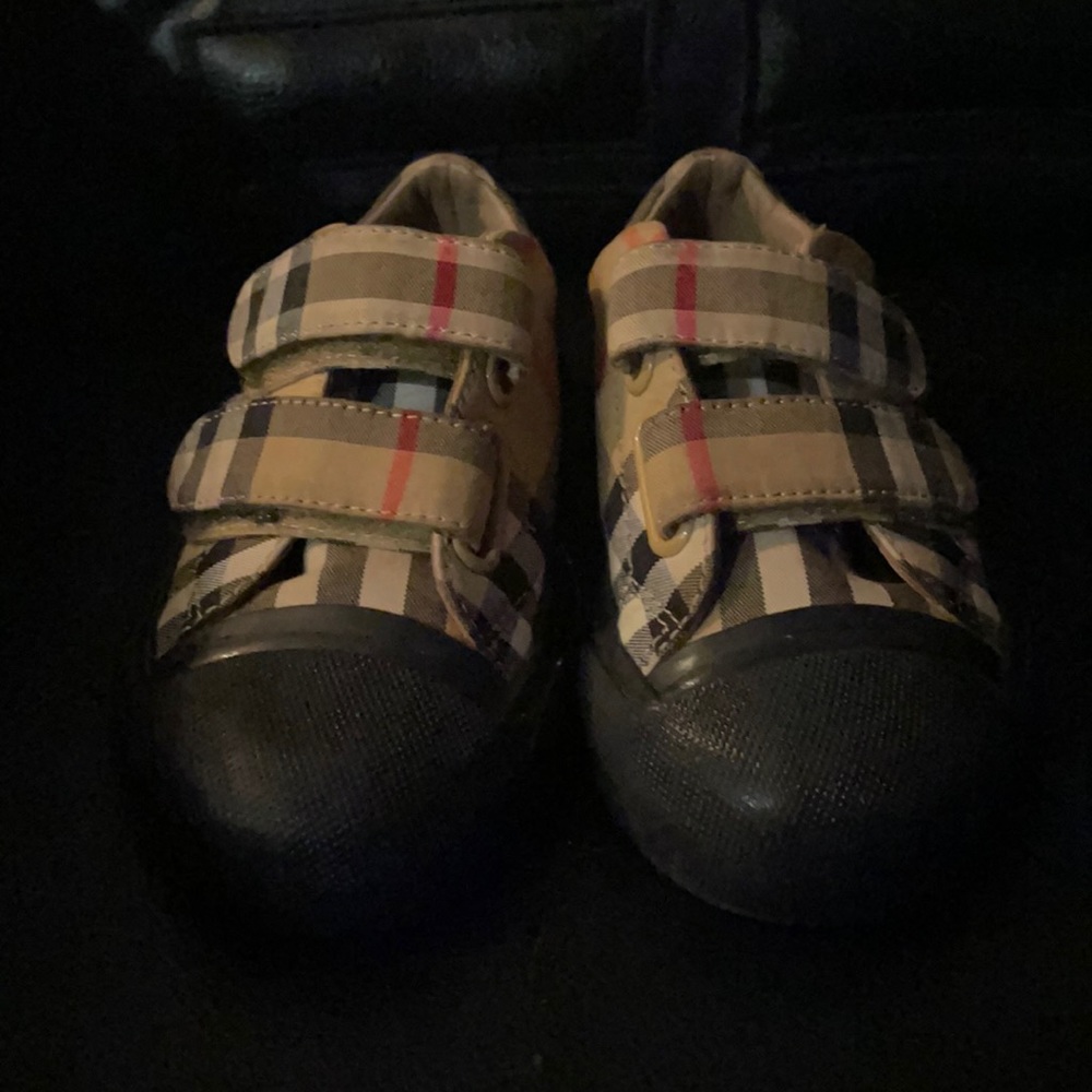 I’m selling an Authentic Kid’s Burberry shoe size 24 boy Toddler only worn once